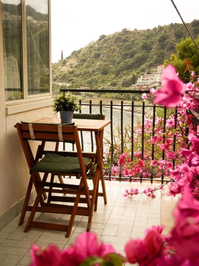 Mare Roccia Beachfront Apartment 陶尔米纳 外观 照片